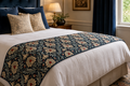 Piecera de Cama Floral de Lujo Estilo William Morris | Camino de Cama Azul Marino con Diseño Botánico Elegante | Bed Runner Premium